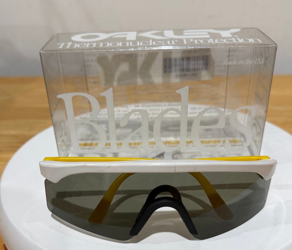 Vintage Oakley Blades Sunglasses White Yellow Shield Grey Lens w Box PAT D293450